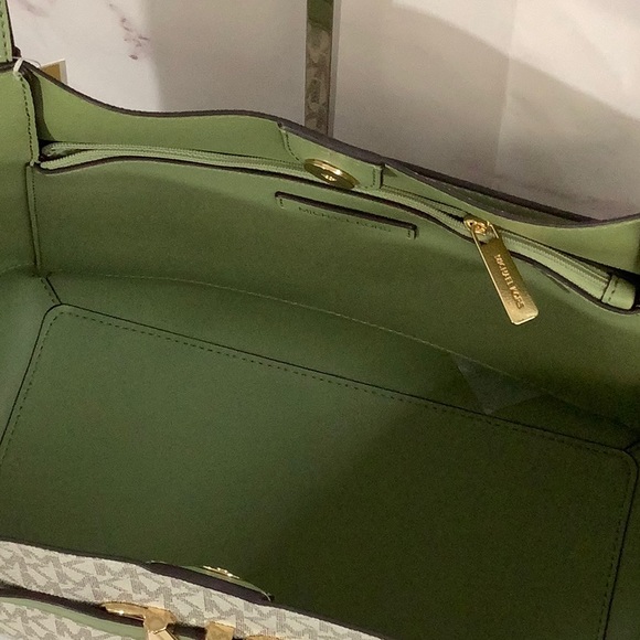 NWT - Michael Kors - Lrg Tote & Wallet - Picture 3 of 7